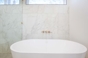 Douche, articles de toilette écologiques, séchoir à cheveux