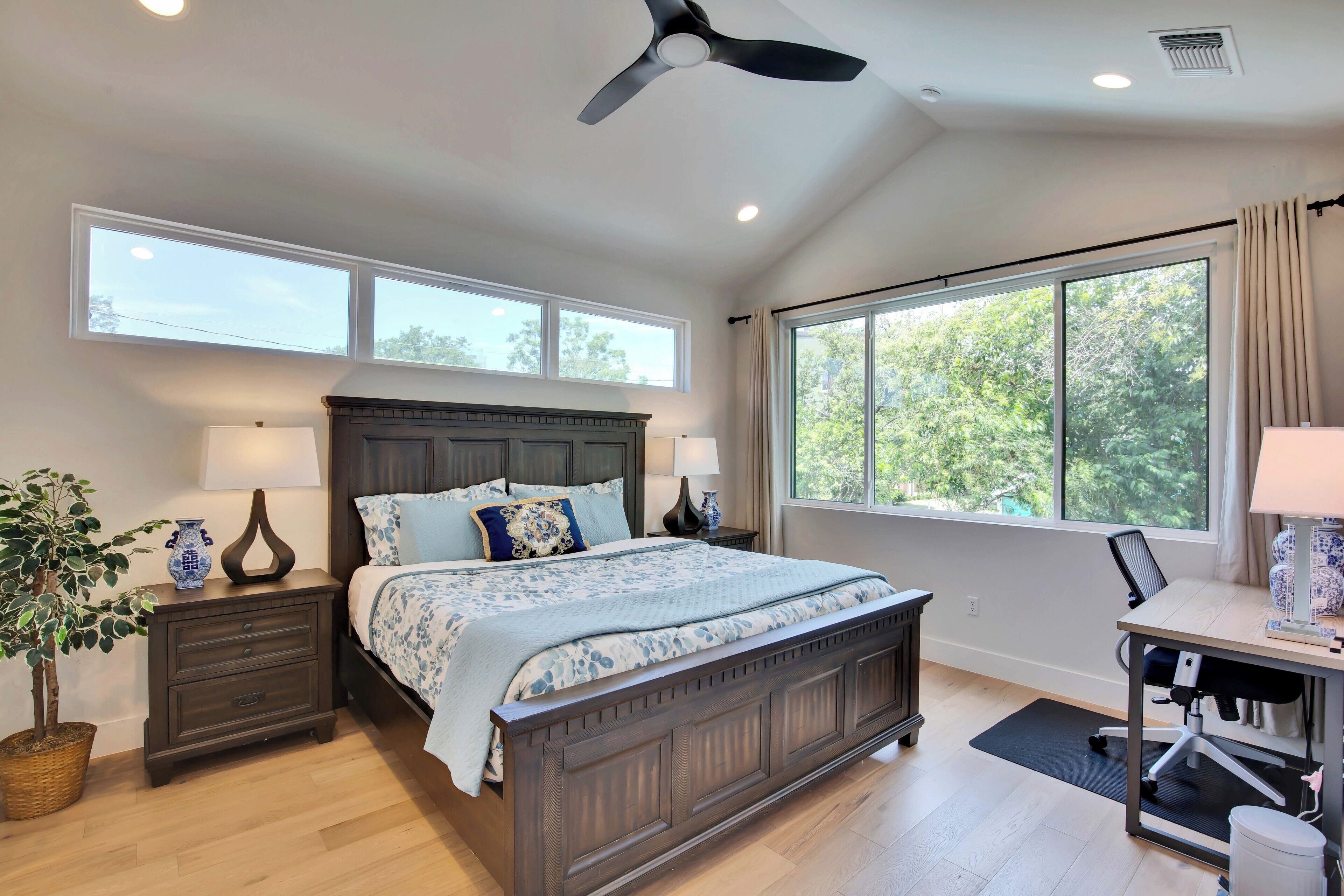 4 makuuhuonetta, työpöytä, silitysrauta/-lauta, vauvan matkasänky