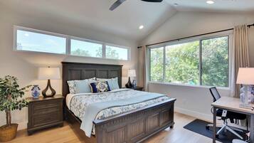 4 makuuhuonetta, työpöytä, silitysrauta/-lauta, vauvan matkasänky