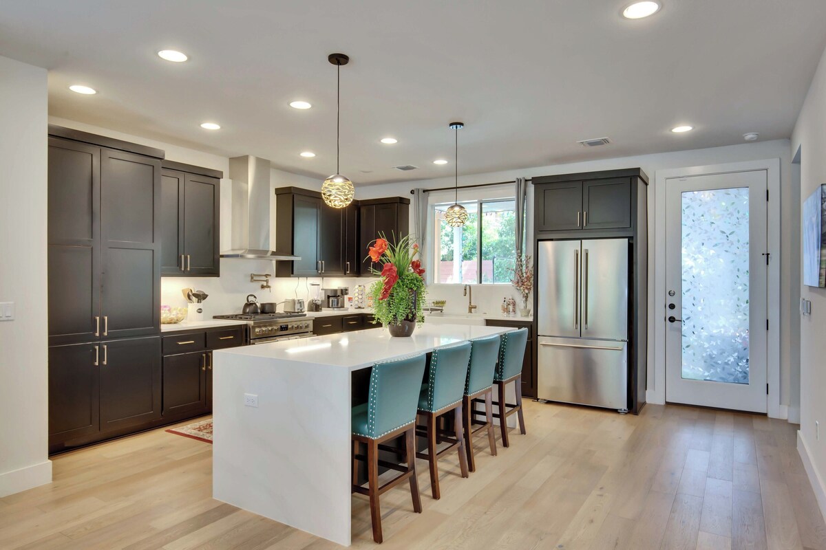 Photo 6 of LUXE Spacious Downtown Retreat; SwimSpa; BBQ&FreeParking; Steps2 Moody&UT&6th St