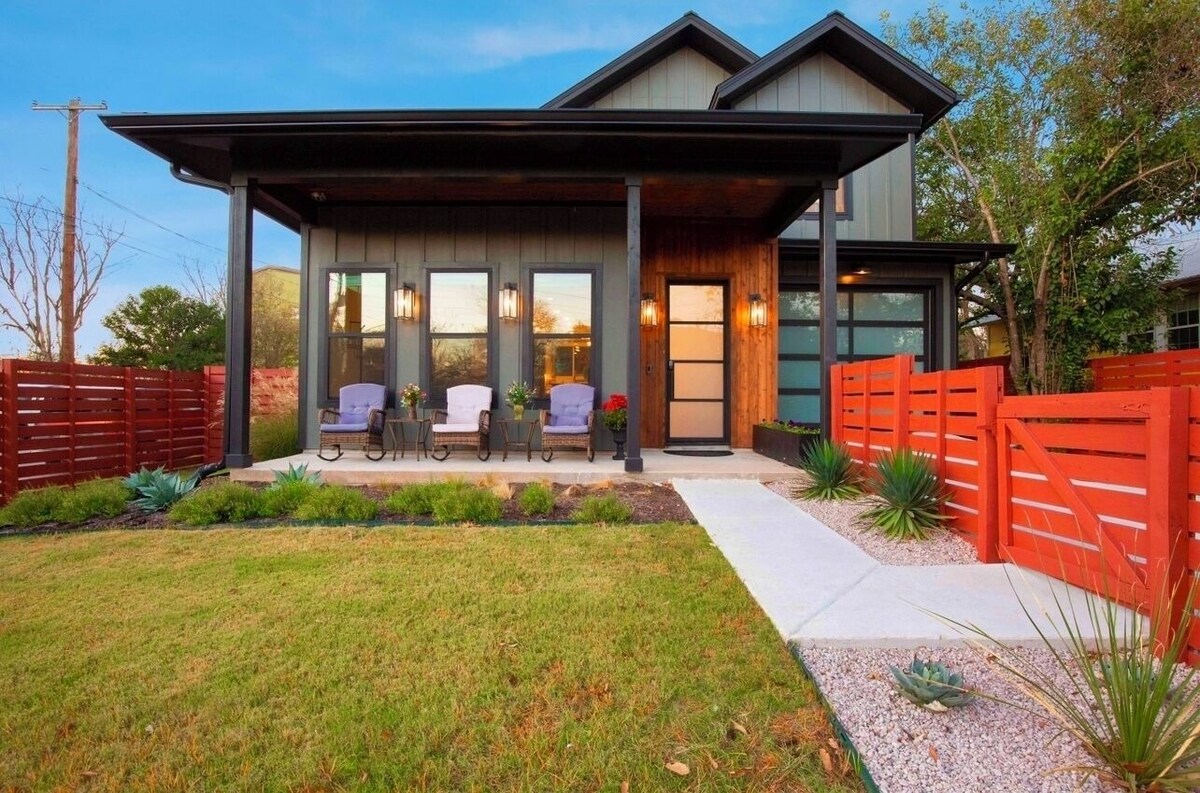 LUXE Spacious Downtown Retreat; SwimSpa; BBQ&FreeParking; Steps2 Moody&UT&6th St