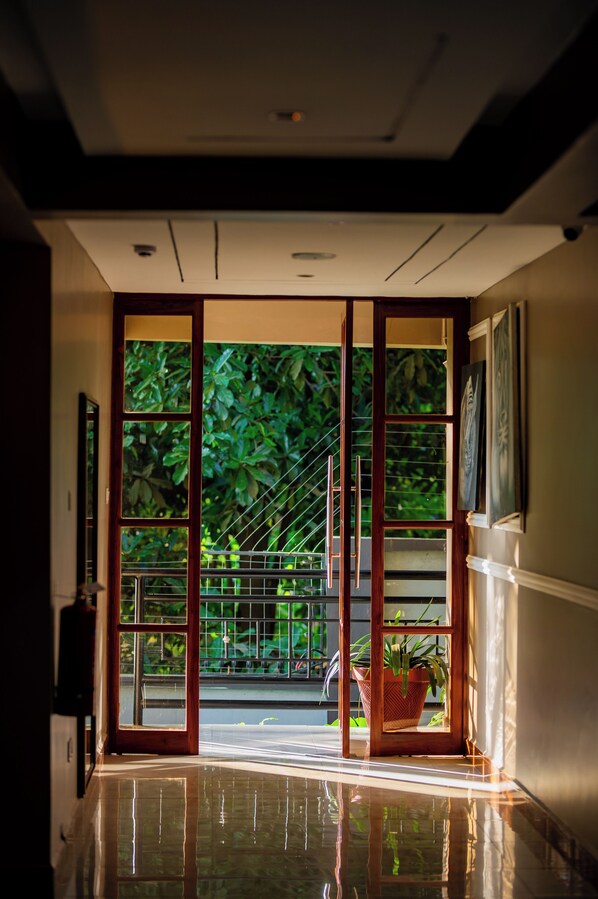 32-inch Smart TV with cable channels - Green Side Hotel (Arusha)