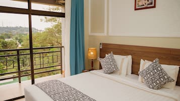 Hypo-allergenic bedding, minibar, in-room safe, desk