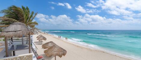 Chaises longues, serviettes de plage