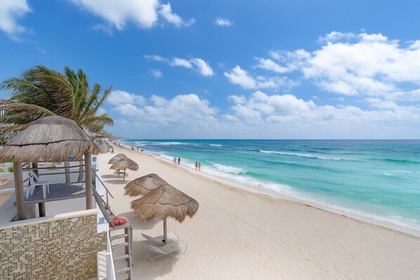 Chaises longues, serviettes de plage