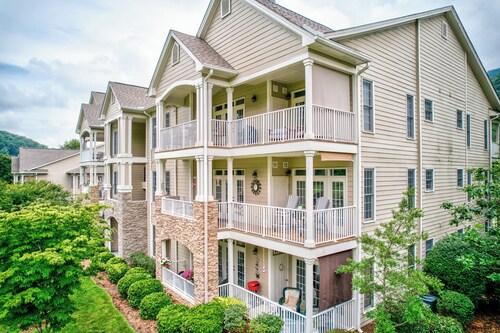 NEW LISTING Beautiful Condo on the 9th Hole with Great Views