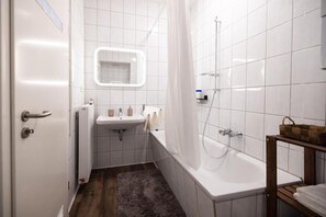 Appartement, 2 grands lits | Salle de bain | Douche, serviettes fournies