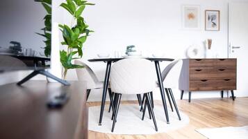 Apartment, 2 Queen Beds | Dining