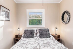 3 slaapkamers, een strijkplank/strijkijzer, gratis wifi, beddengoed