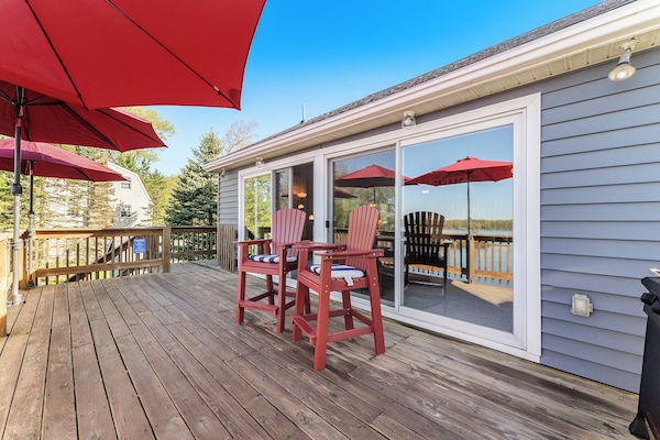Deck- facing the lake