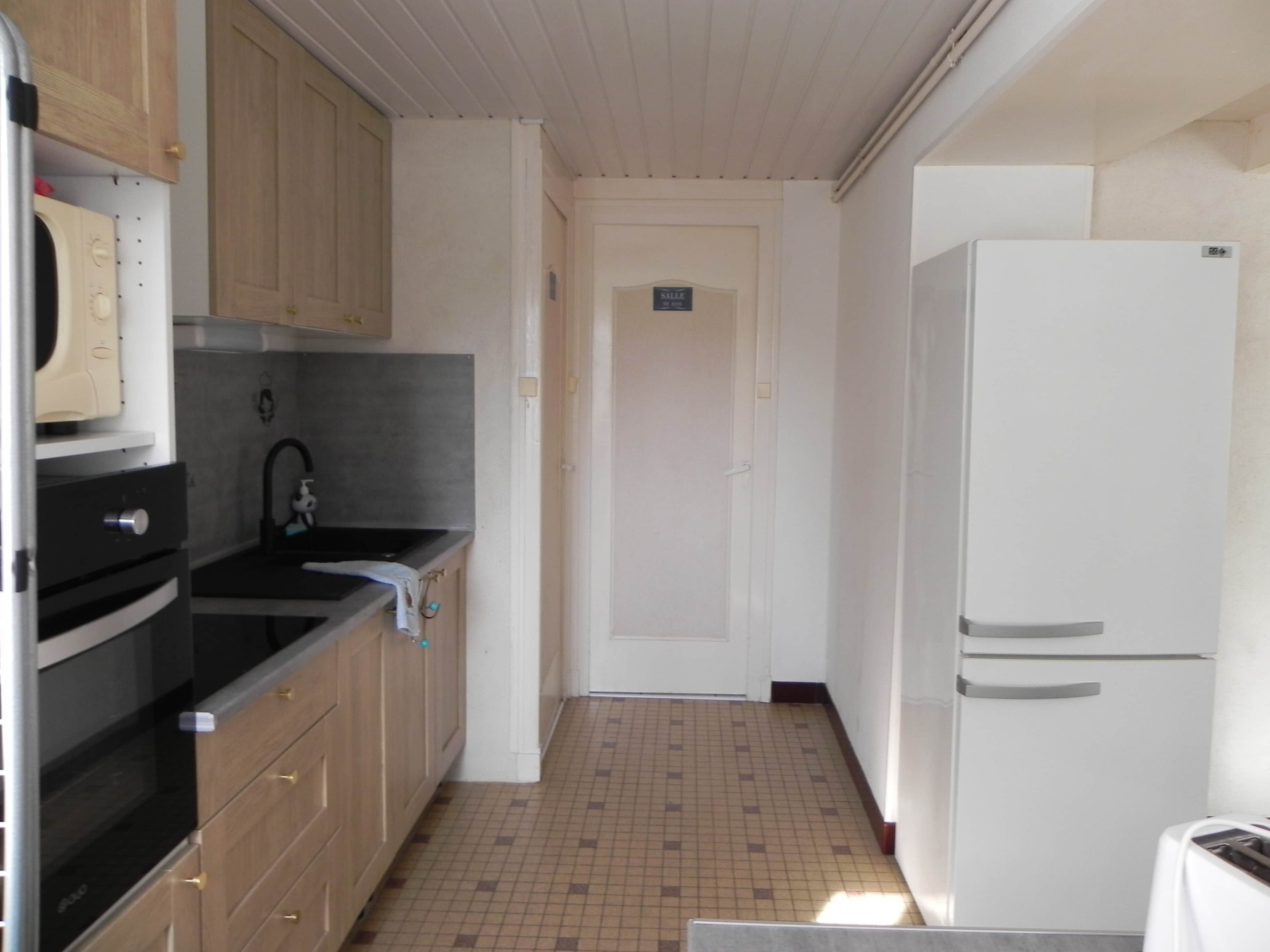 Jääkaappi, liesi, kahvin-/teenkeitin, vedenkeitin