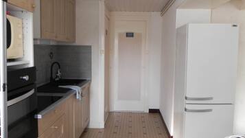 Jääkaappi, liesi, kahvin-/teenkeitin, vedenkeitin