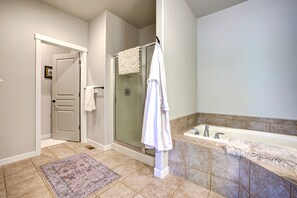 Douche, séchoir à cheveux, serviettes fournies, savon