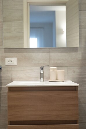 Shower, hair dryer, bidet, towels