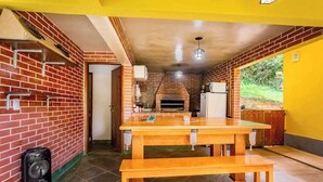 Eine Küche mit Backsteinwand, Holztisch und Bank.