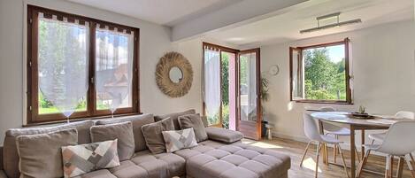 Fernseher, Bücher, Stereoanlage