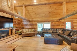 Fernseher, Kamin, Bücher