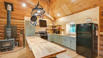 Frigorífico, microondas, placa de cocina y cafetera o tetera