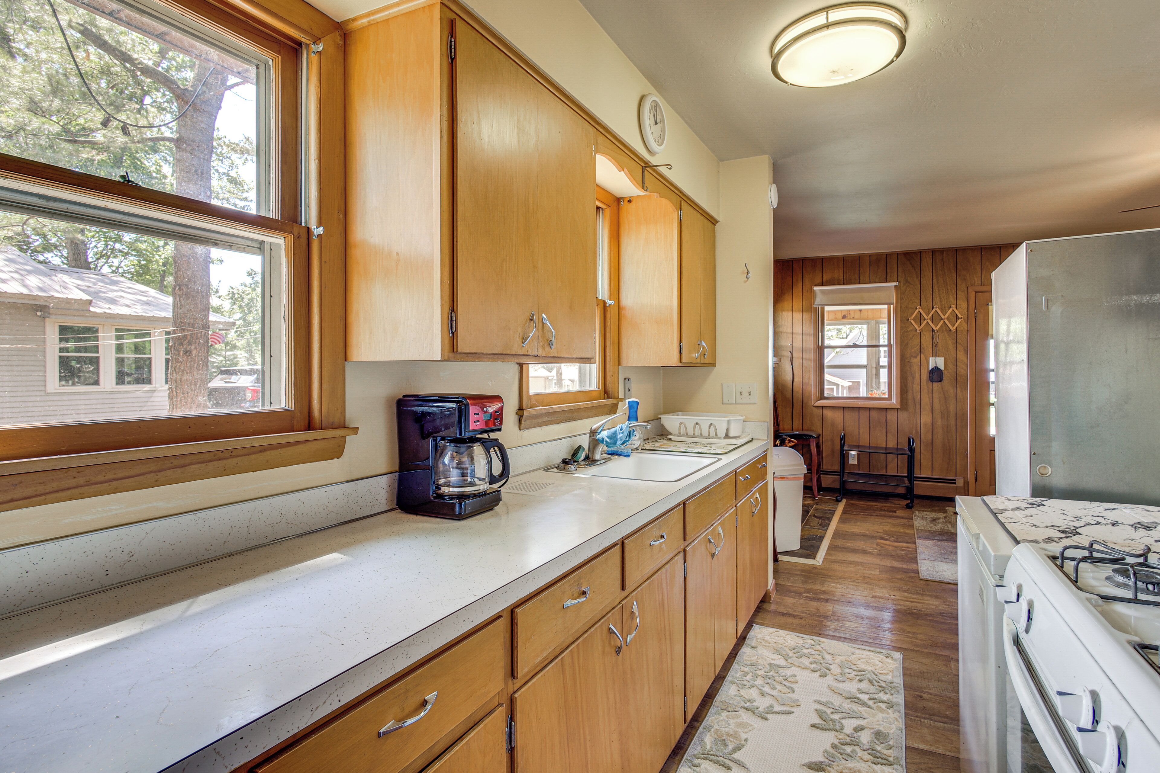 Coffee/tea maker, fridge, microwave, stovetop
