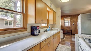 Coffee/tea maker, fridge, microwave, stovetop