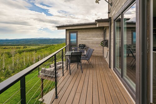 Steamboat Springs Apt w/ Views, 15 Mi to Skiing!