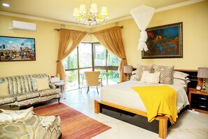 4 bedrooms, iron/ironing board, WiFi, bed sheets