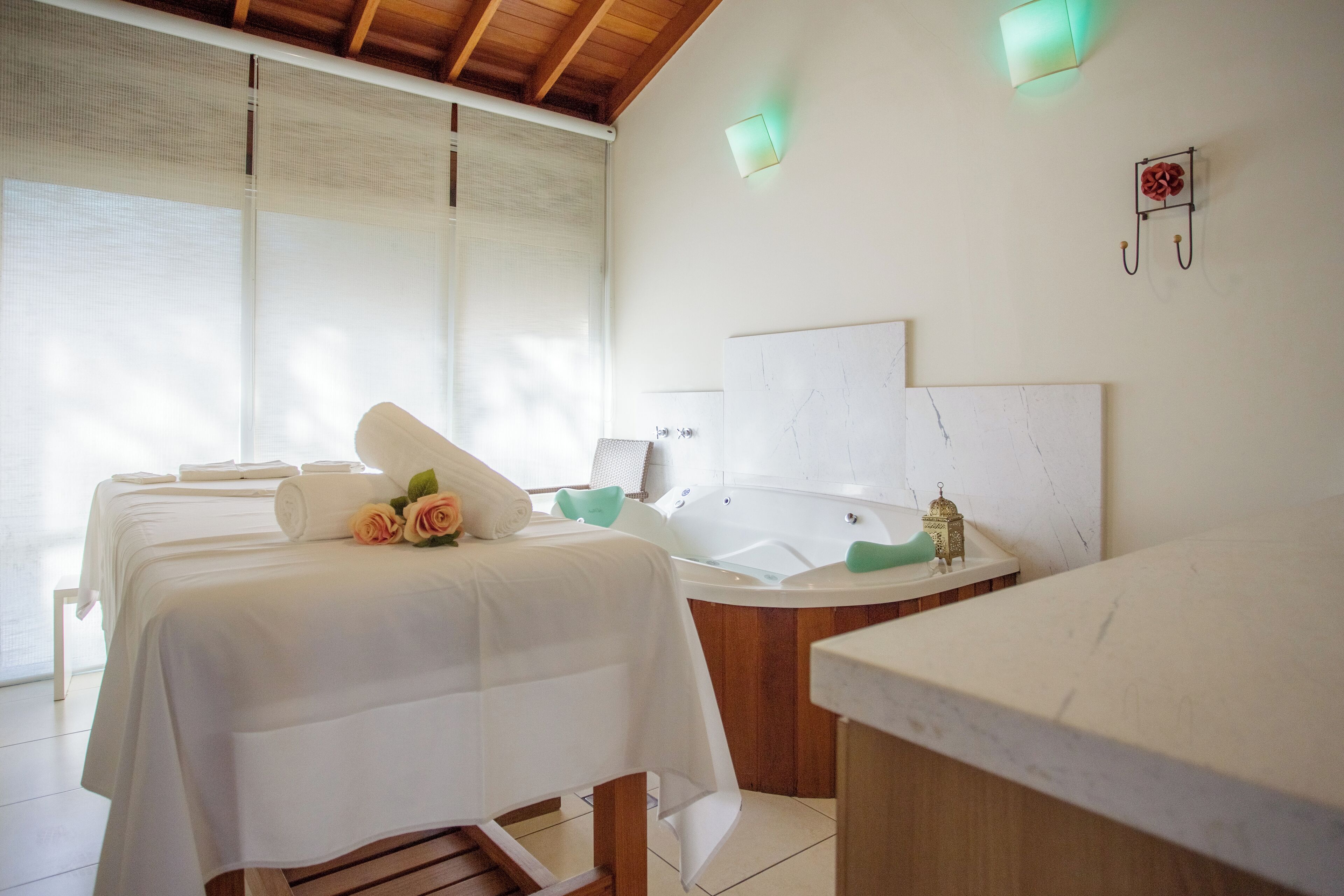 Salas de tratamiento para parejas, sauna, tina de hidromasaje y masajes 