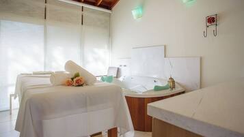Salas de tratamiento para parejas, sauna, tina de hidromasaje y masajes