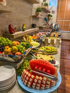 Café da manhã com buffet grátis todos os dias