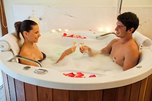 Couples treatment room(s), sauna, hot tub, massages