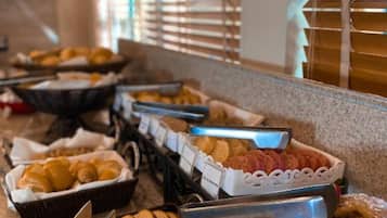 Café da manhã com buffet grátis todos os dias