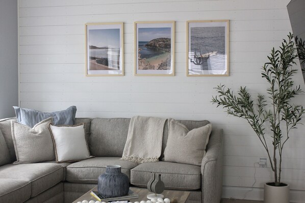 Smart TV, computer monitors