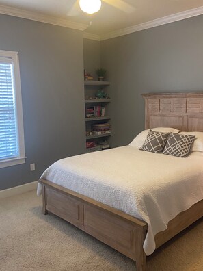 3 bedrooms, desk, iron/ironing board, travel crib - Very nice & lovely 3 bed, 2 bath condo 1st floor, 
community pool, quiet area. (Foley)