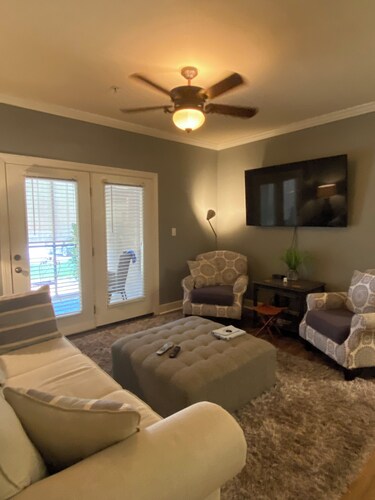 Very nice & lovely 3 bed, 2 bath condo 1st floor, 
community pool, quiet area.