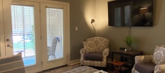 Very nice & lovely 3 bed, 2 bath condo 1st floor, 
community pool, quiet area.