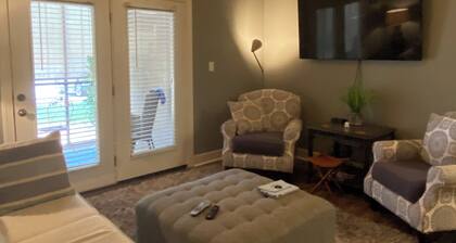 Very nice & lovely 3 bed, 2 bath condo 1st floor,
community pool, quiet area.