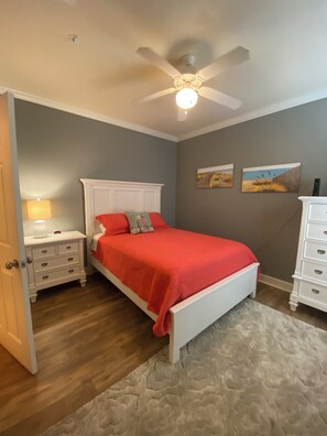 3 Schlafzimmer, Schreibtisch, Bügeleisen/Bügelbrett, Reisekinderbett
