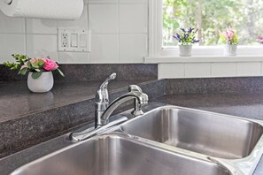 Interior - Seaside Country Cottage (Saanichton)