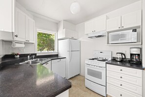 Private kitchen - Seaside Country Cottage (Saanichton)