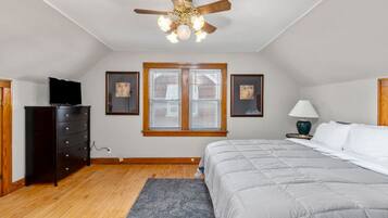 4 makuuhuonetta, työpöytä, silitysrauta/-lauta, vauvan matkasänky