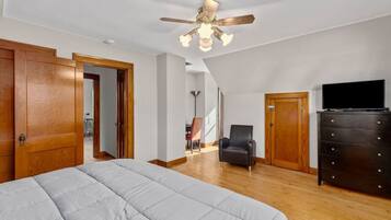 4 quartos, escrivaninha, ferros/tábuas de passar roupa, berço de viagem