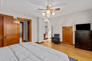 4 bedrooms, desk, iron/ironing board, travel crib