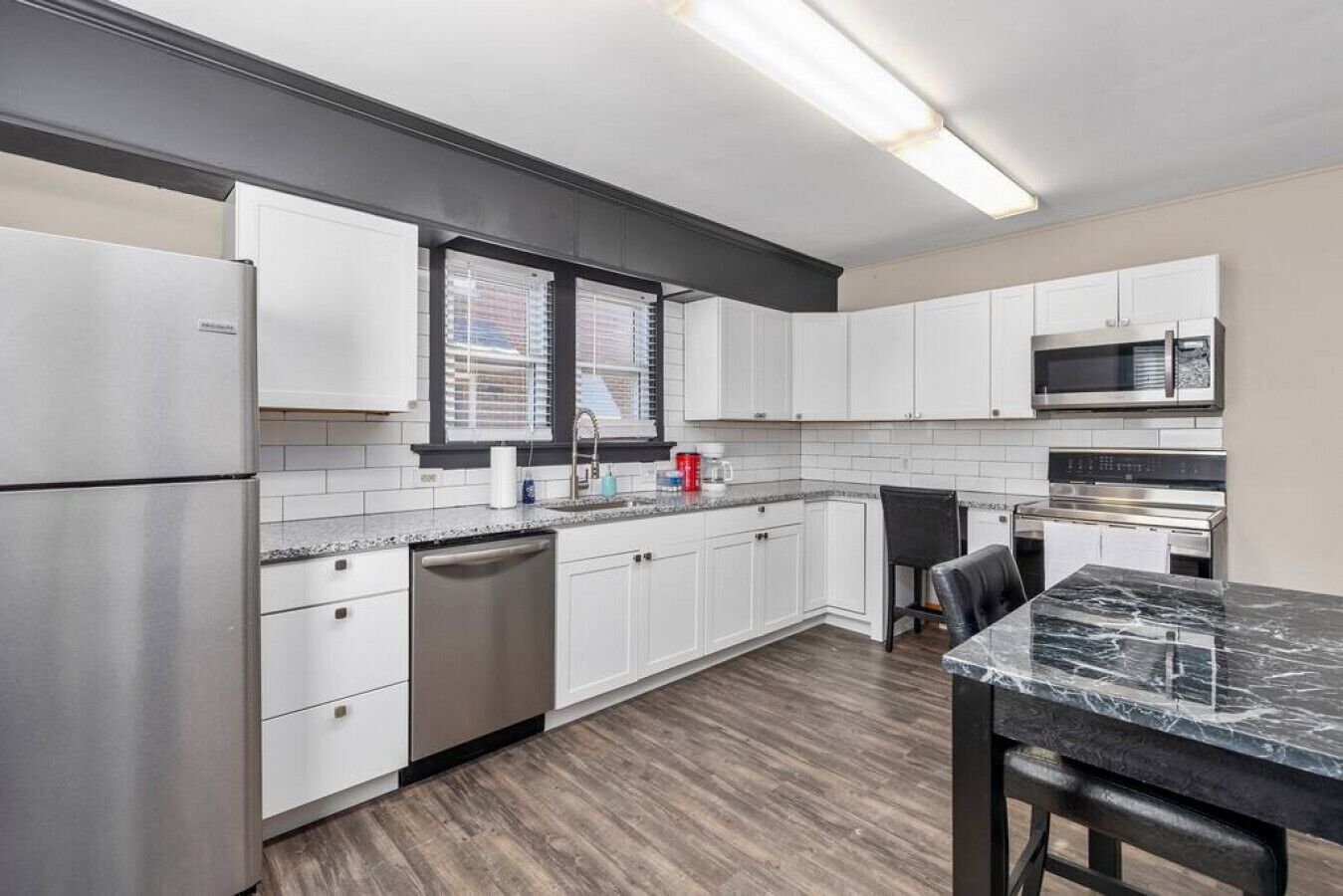 Refrigerador, microondas, horno y parrilla de estufa 