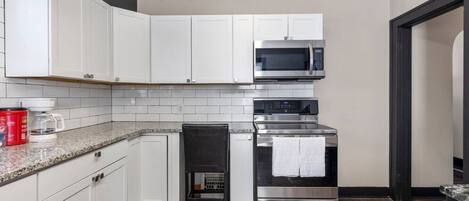 Een koelkast, een microgolfoven, een oven, een kookplaat