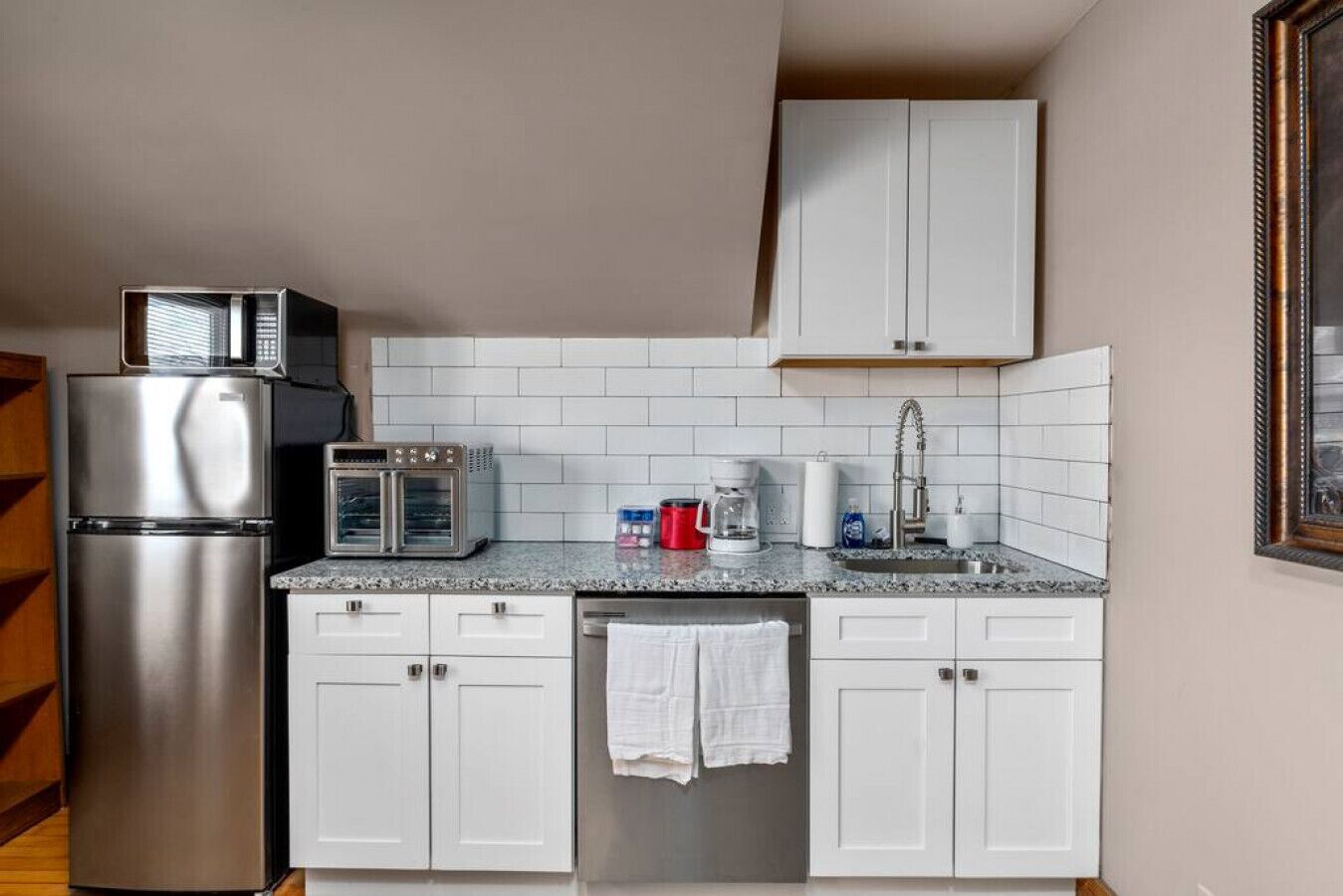 Jääkaappi, mikroaaltouuni, uuni, liesi