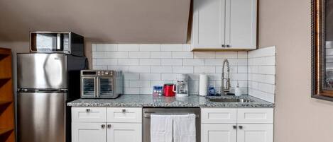 Geladeira, micro-ondas, fogão, cooktop