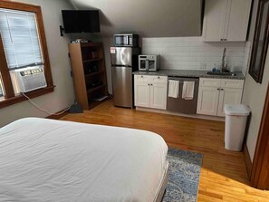 4 bedrooms, desk, iron/ironing board, travel cot