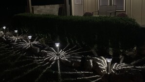 Un edificio con un patio cubierto, una puerta y una ventana.