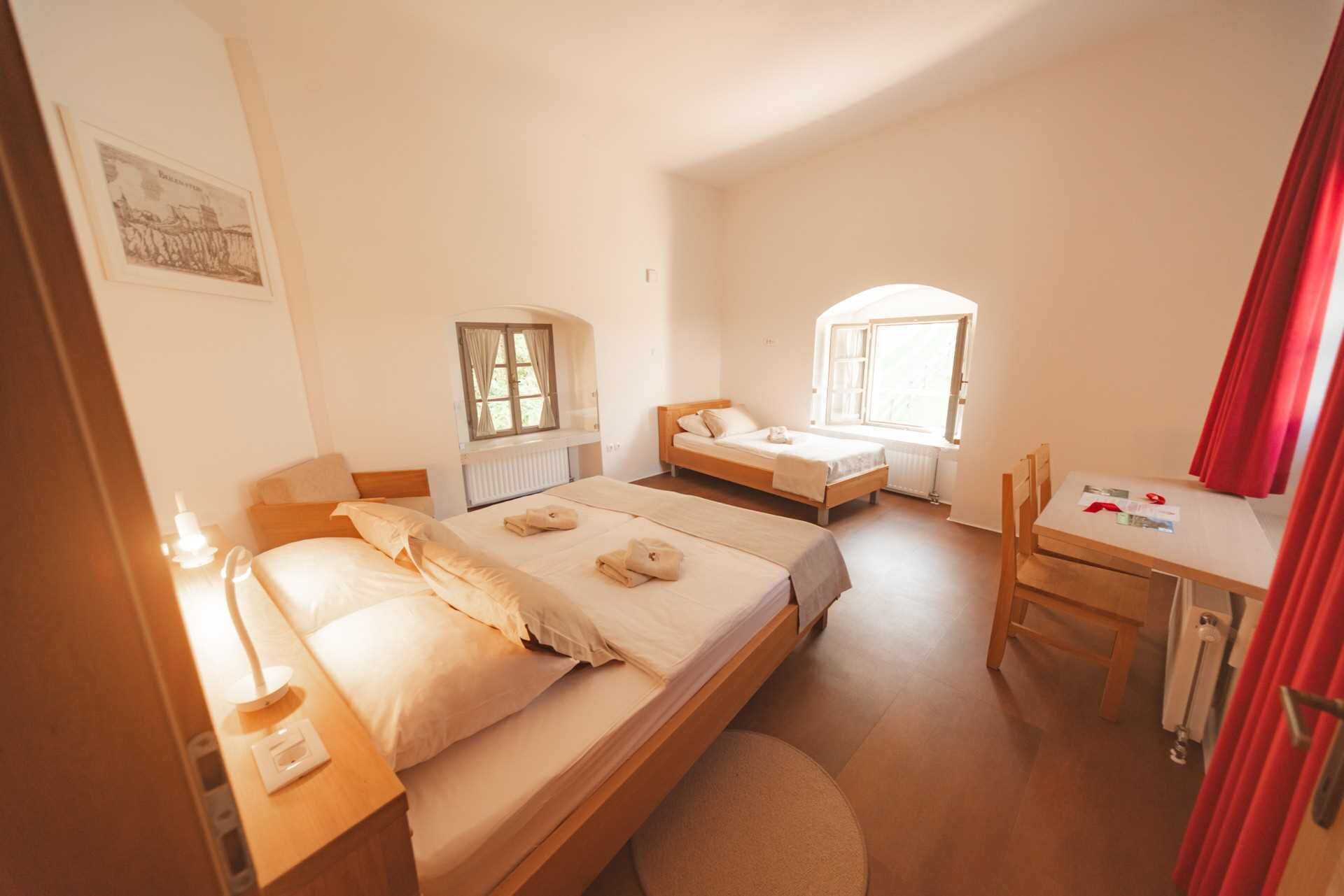 2 多间卧室、办公桌、免费 WiFi、床单