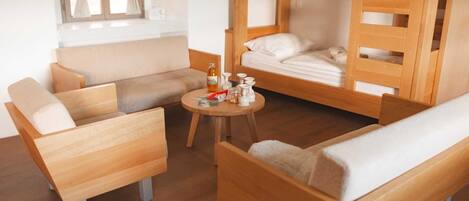 2 makuuhuonetta, työpöytä, ilmainen Wi-Fi, vuodevaatteet